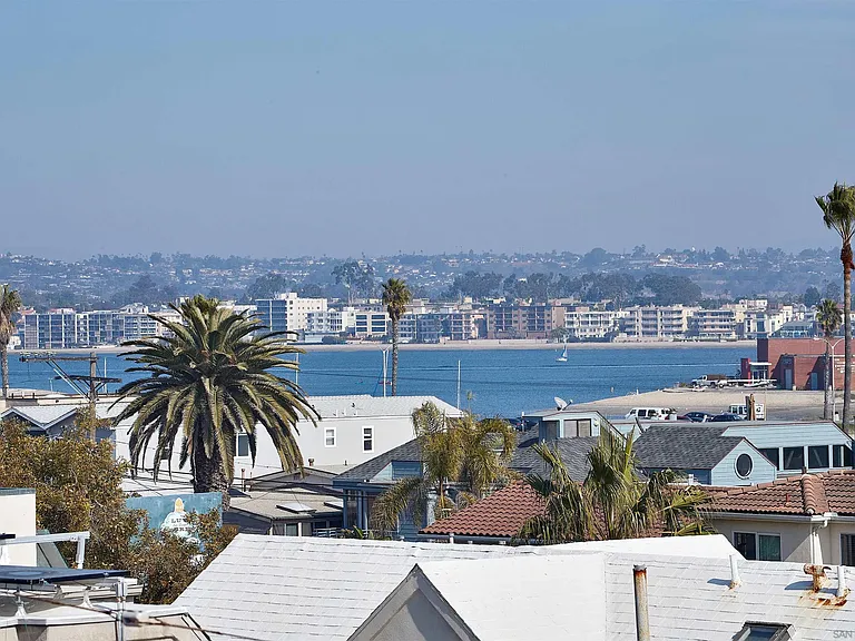 3377 Ocean Front Walk — Photo 32
