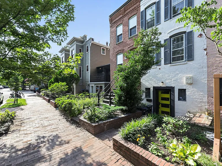 715 A St NE — Photo 3