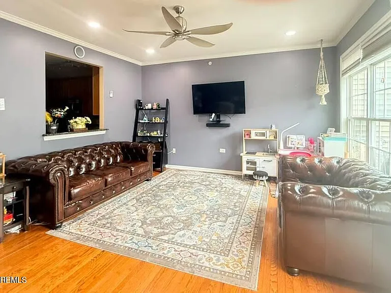 24 Tottenham Ct — Photo 1
