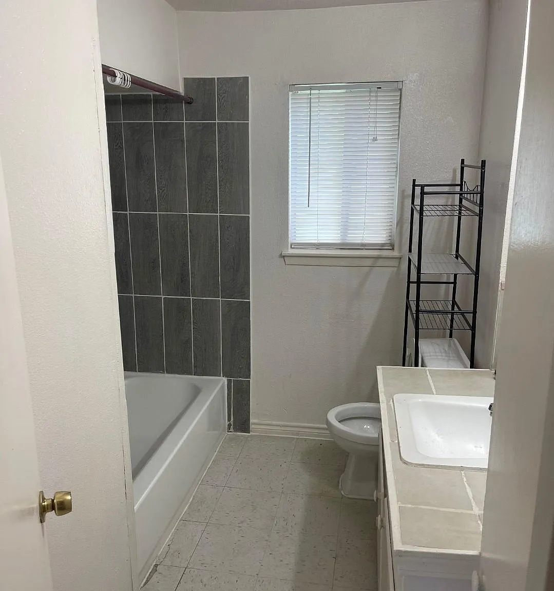 2 bed, 1.0 bath, 4752 sqft, $800 — Photo 4