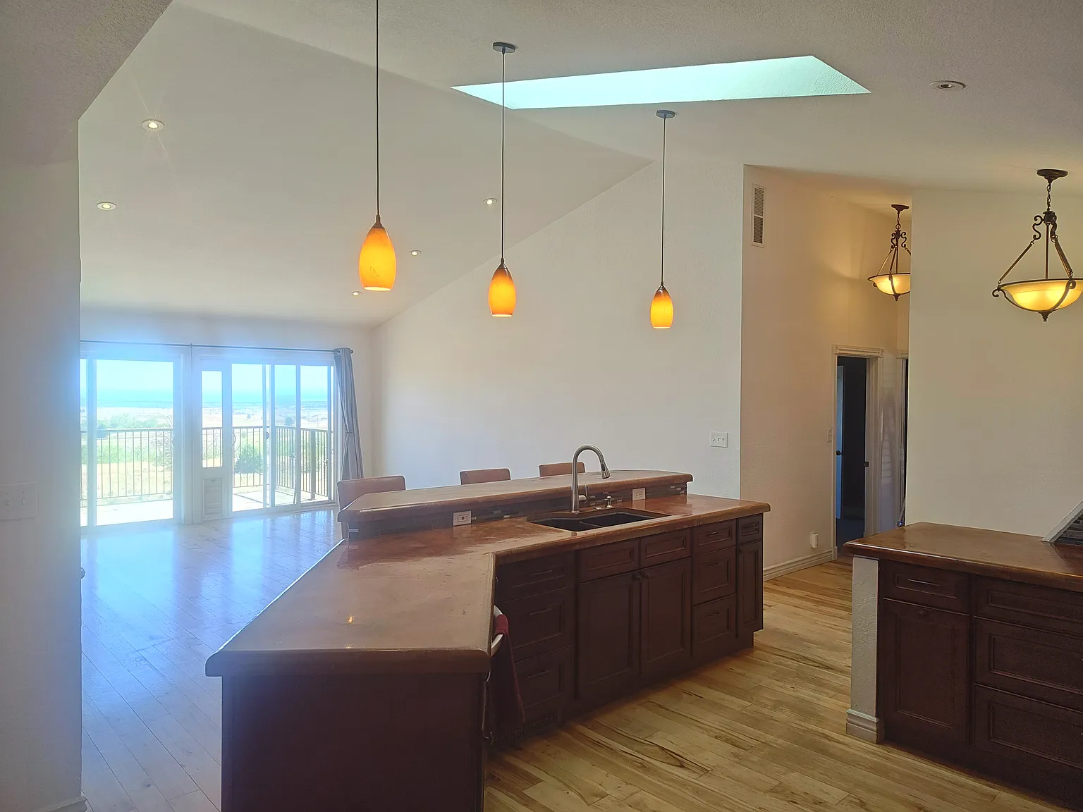 3 bed, 2700 sqft, $3,200 — Photo 4
