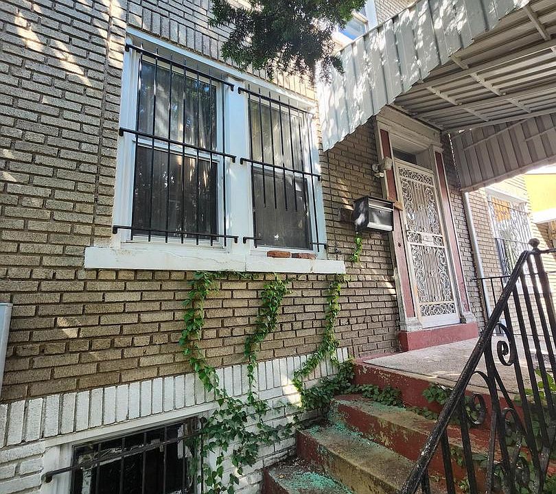 1st image of 1011 Quebec Pl NW