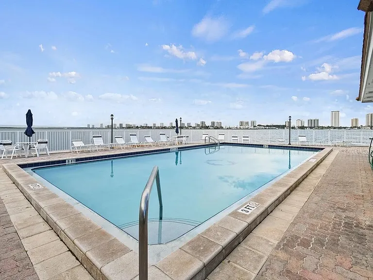 410 Wilma Cir #306 — Photo 14