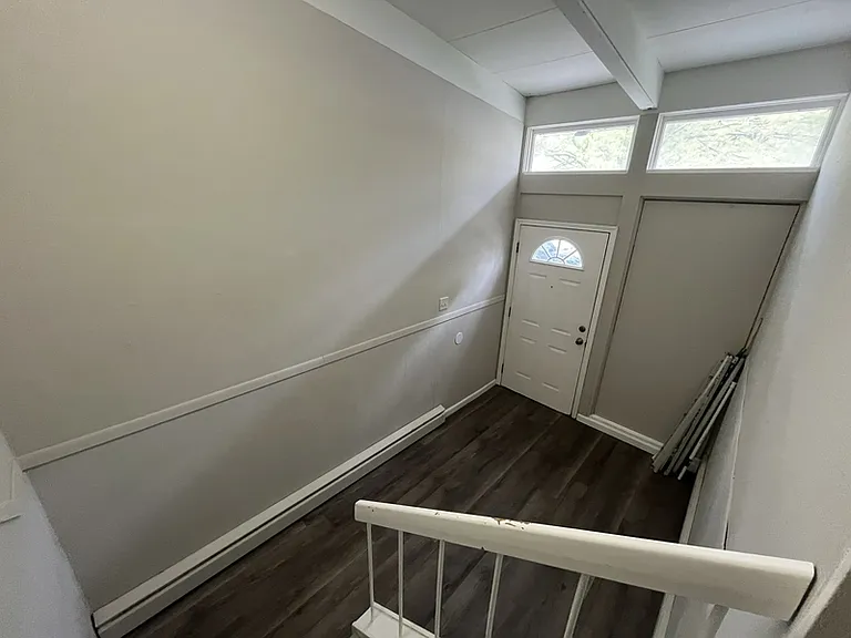708 Saint Clair Ave — Photo 7