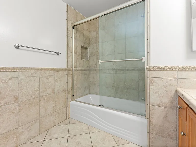 2335 S Bentley Ave — Photo 9