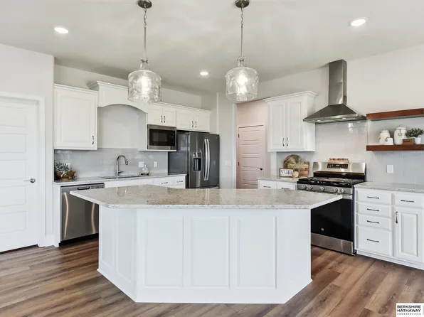 17012 Abigail St, Bennington, NE 68007