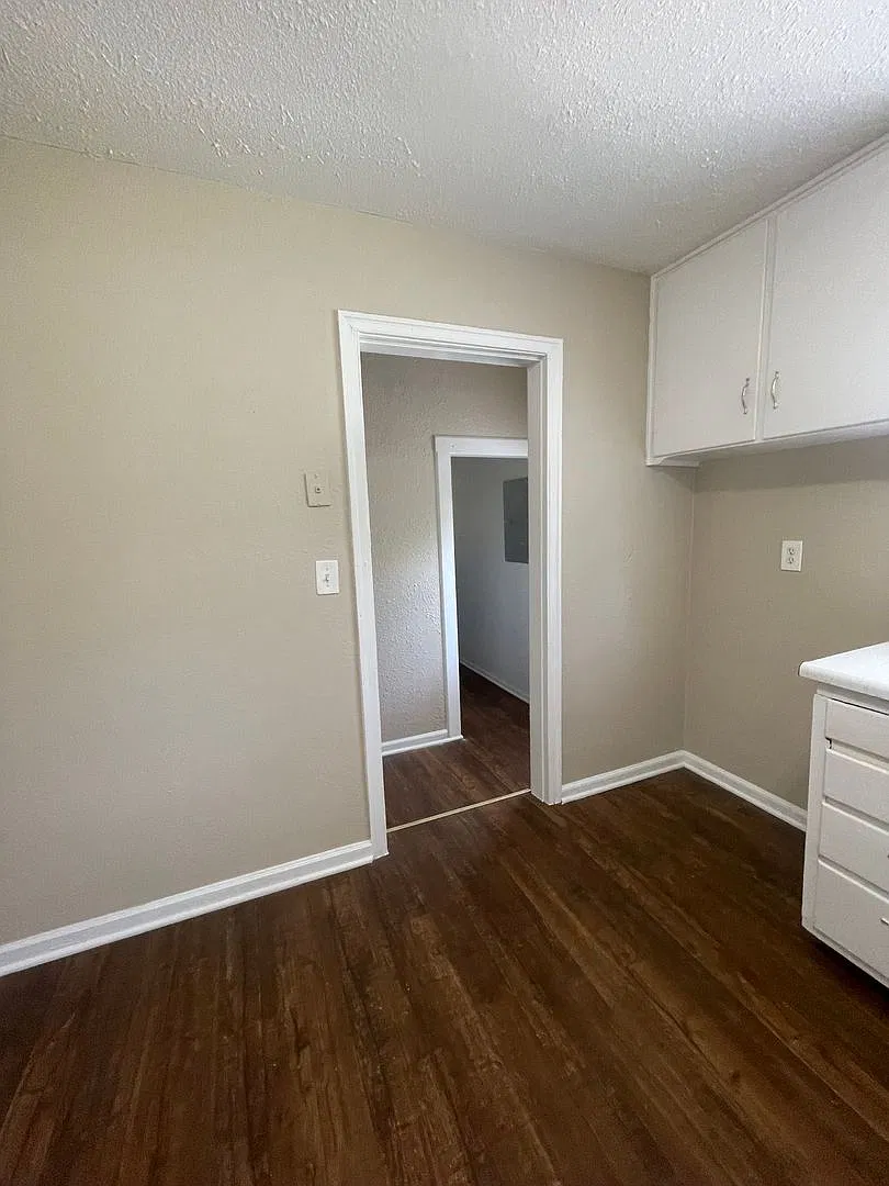 Three Bedroom Two Bath In Raytown Mo For Rent — Photo 4