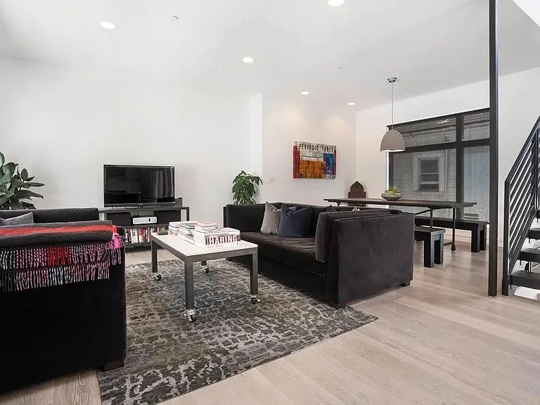 3235 Louise St — Photo 16