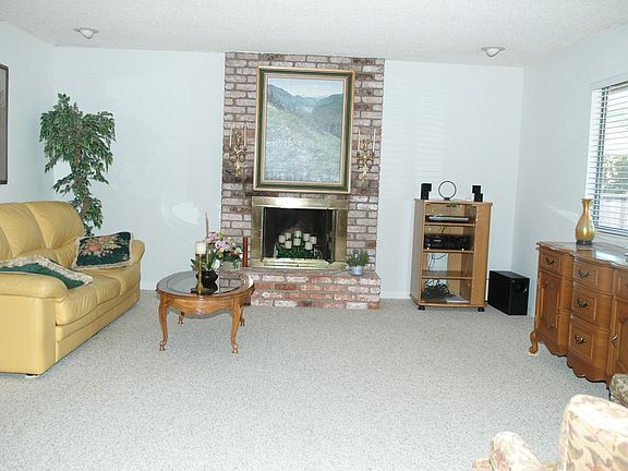 Livingroom w/ Fireplace