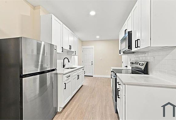 5th image of 66 W Manheim St