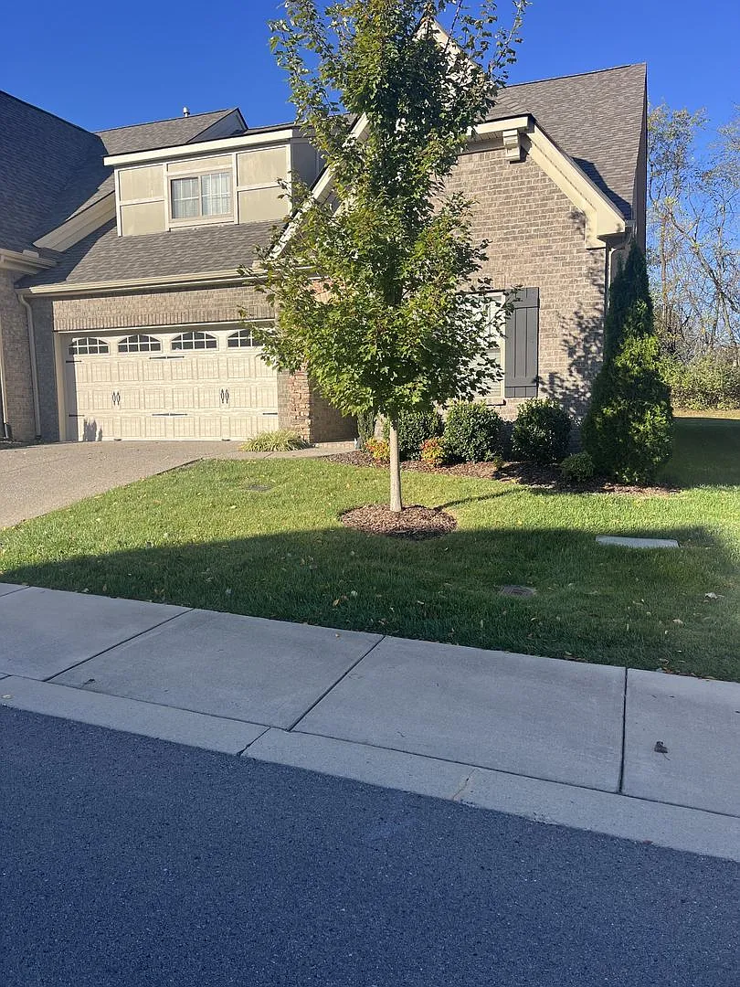 Beautiful Well Appointed Home — Photo 2