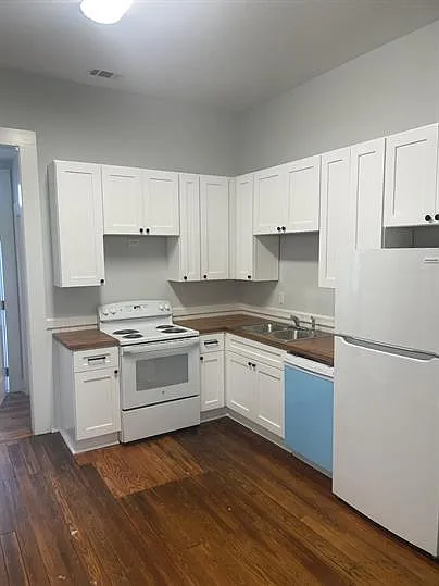712-718 West 39th Street - 718 — Photo 4