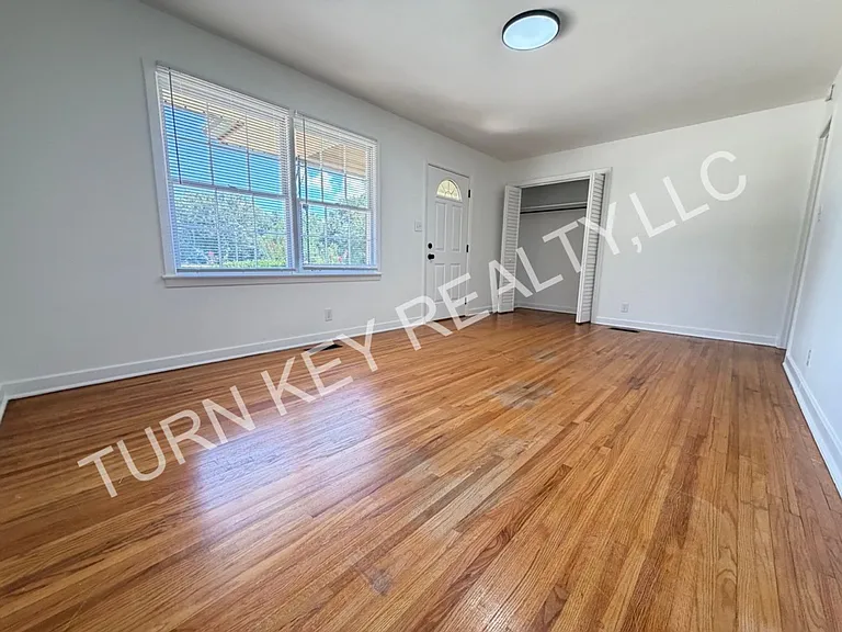 1708 Rogina St — Photo 3