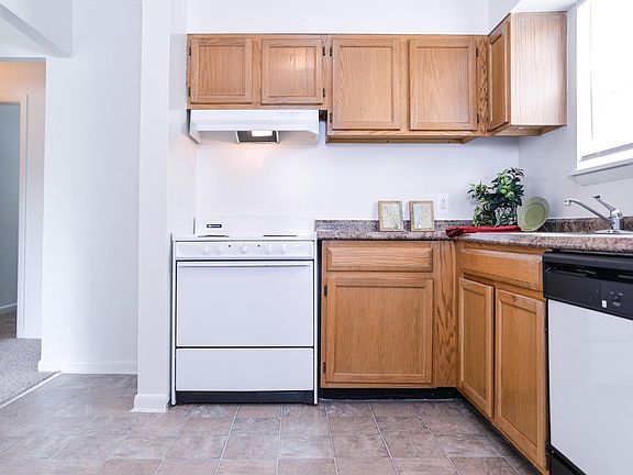 Large eat in size Kitchens w/ all electric appliances includ