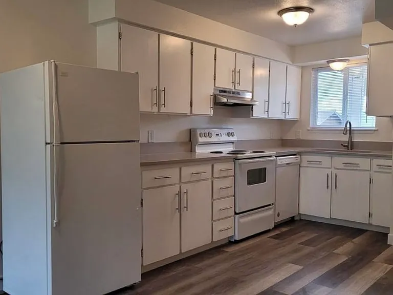 602 NE Housley Ave #4 — Photo 1