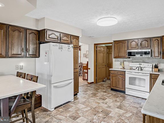 5th image of 671 Ridge Rd