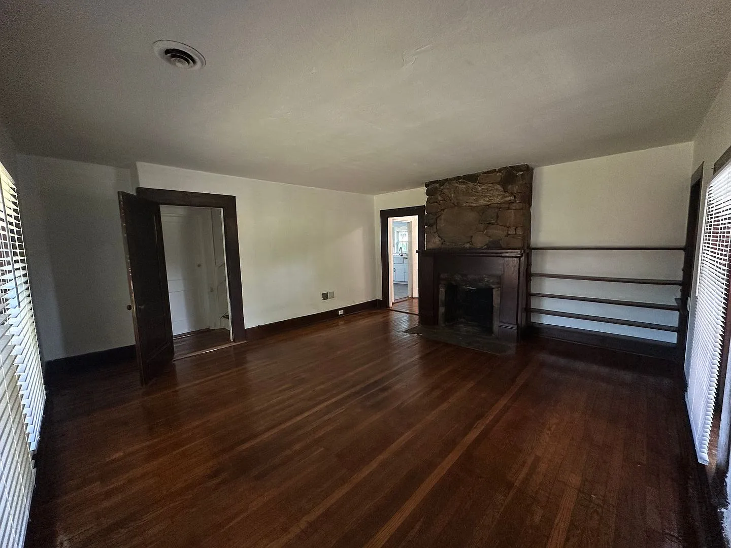 Charming 4 Bedroom House in Bedford — Photo 3