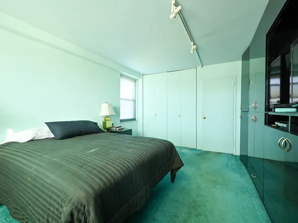 61-20 Grand Cent Parkway image 19 of 25