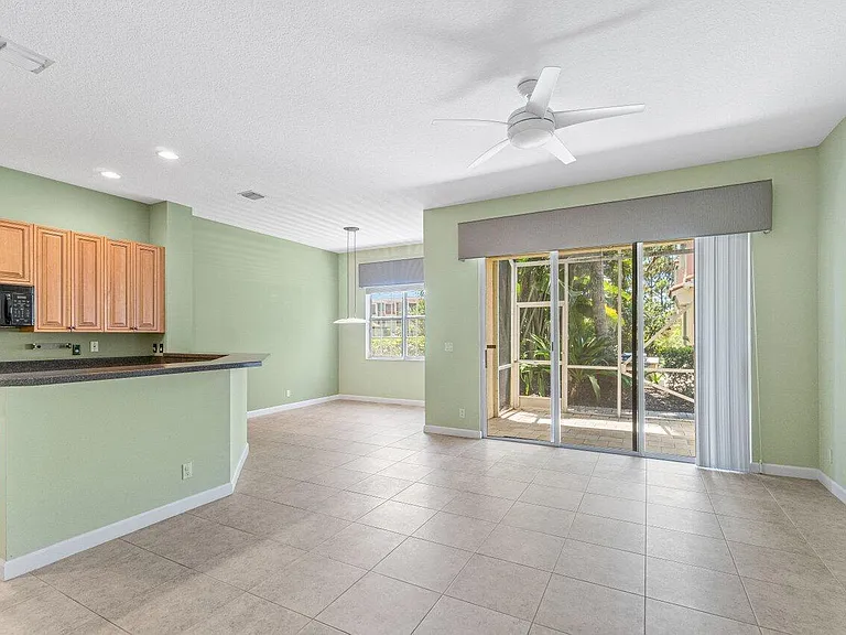 526 Commons Dr — Photo 12