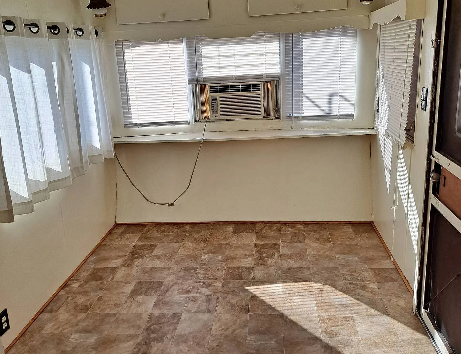 515 E Saint Andrew Pl — Photo 3