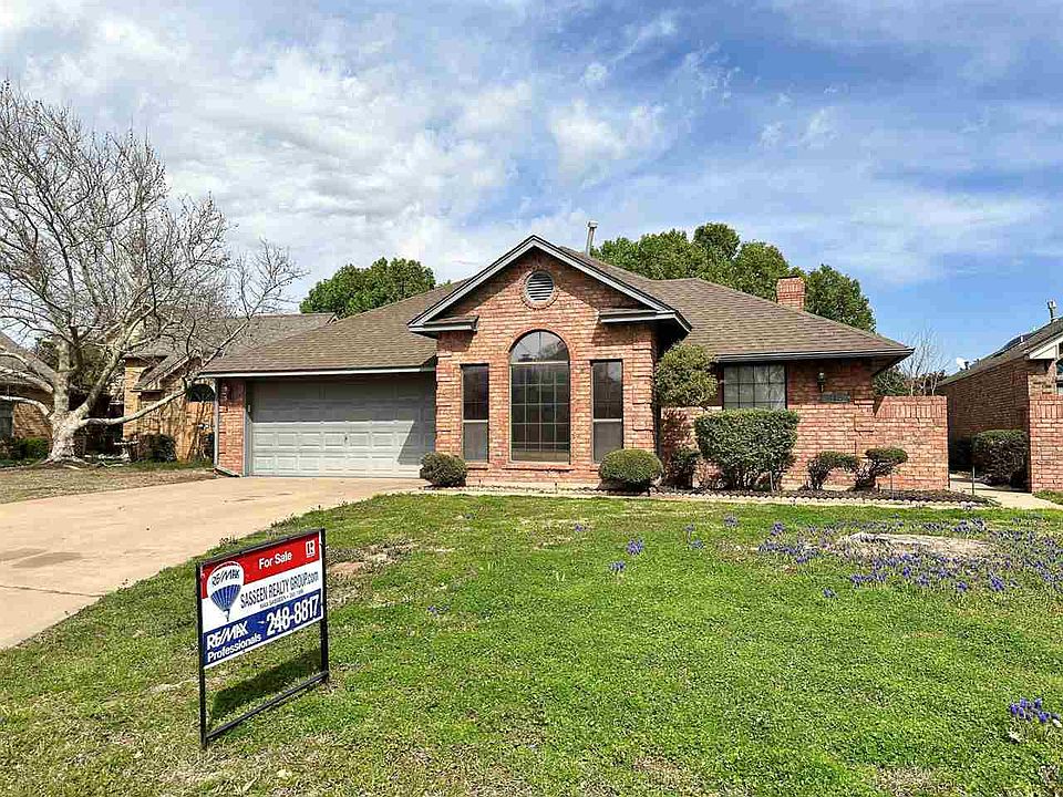 1st image of 615 NW Waterford Dr