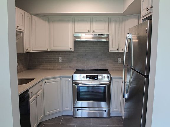 4th image of 52 Jefferson Oval APT F