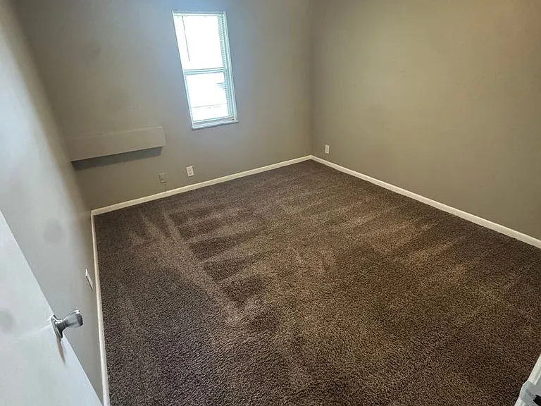 Hikes Point Apartments — Photo 2