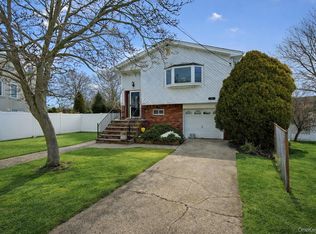 15 Snapper Ct, Lindenhurst, NY 11757