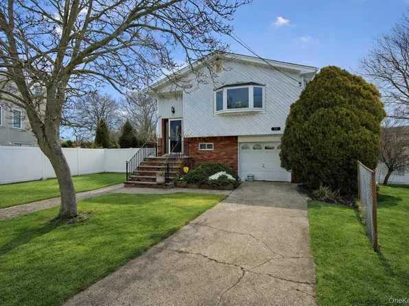 15 Snapper Court, Lindenhurst, NY 11757