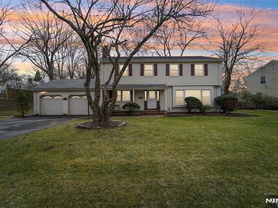 37 Vermont Dr, Paramus, NJ, 07652