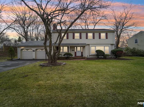 37 Vermont Dr, Paramus, NJ 07652