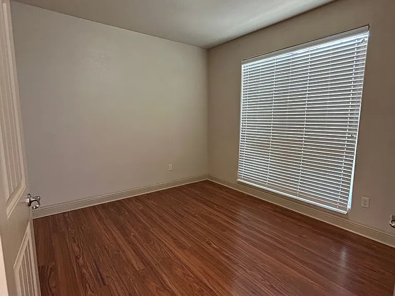 3900 Roma St — Photo 2