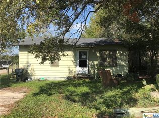 700 E 6th St, Nixon, TX 78140