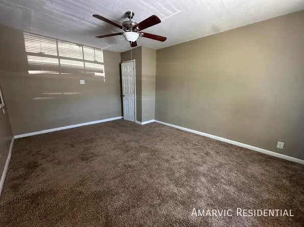3514 Golfview Rd Room 1, Hope Mills, NC 28348