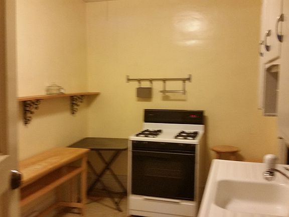 5th image of 1026 Burgess St