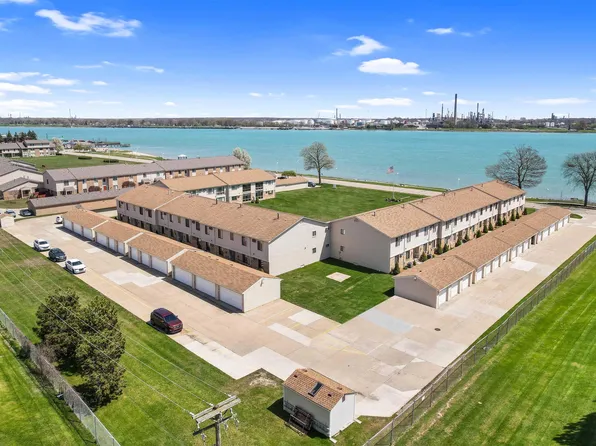 1700 River Rd APT 9, Marysville, MI 48040