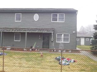 24 Merritt St, Lindenhurst, NY 11757