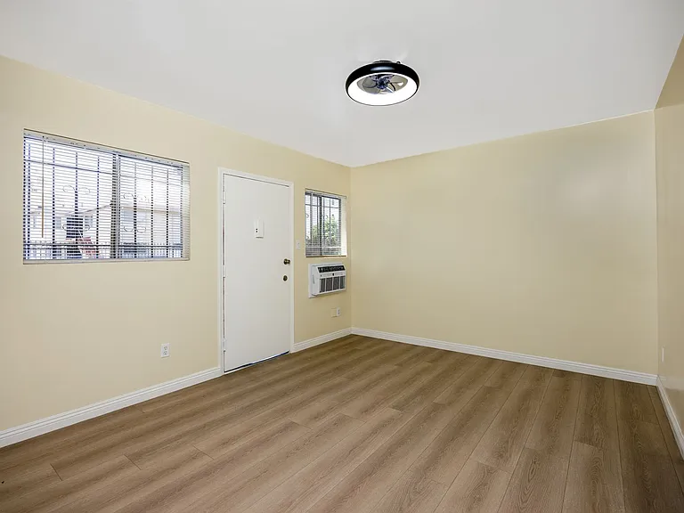 3620 S Budlong Ave — Photo 9