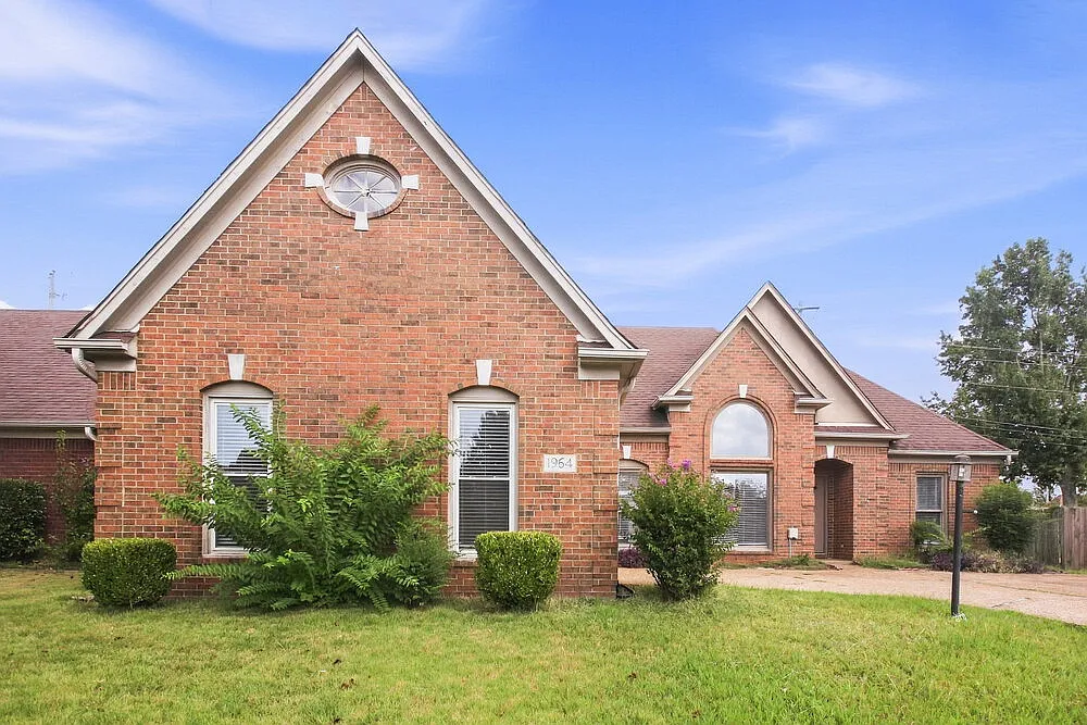 3 bed, 2.0 bath, 1869 sqft, $1,820 — Photo 1