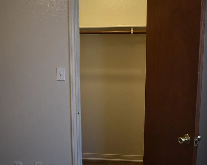 221 W Robin Ln — Photo 13
