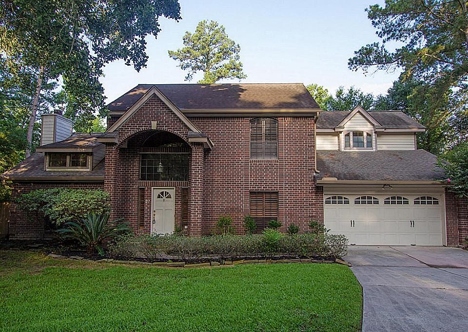 Cul-de-sac curb appeal surrounded on two sides by greenbelt.
