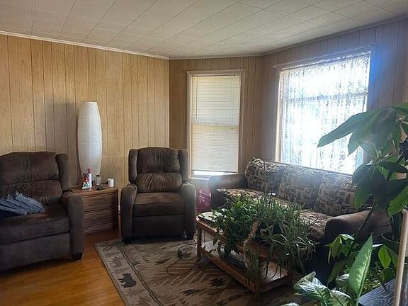 4th image of 115 E Lewis St