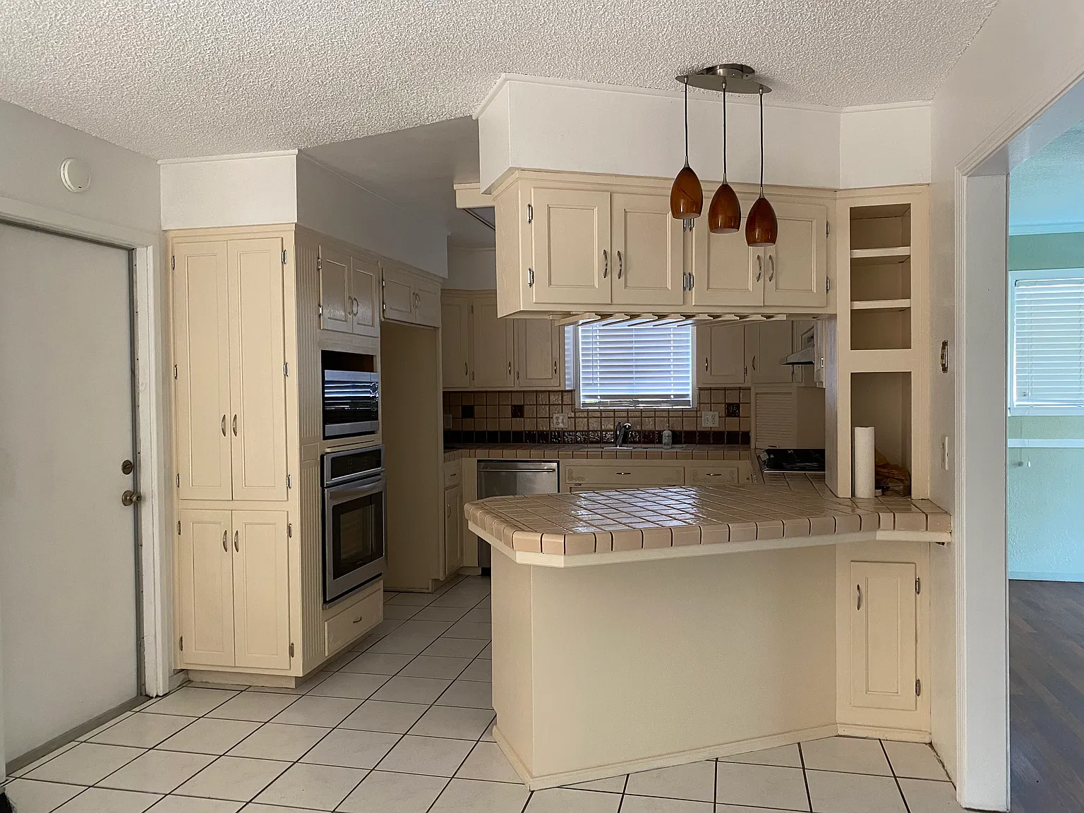 3 bed, 1334 sqft, $2,300 — Photo 4