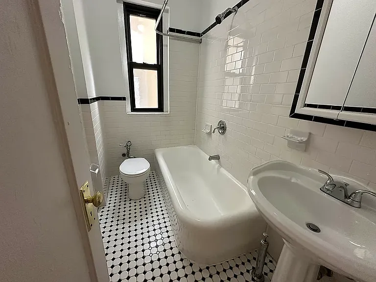 2852 Valentine Ave #4B — Photo 6