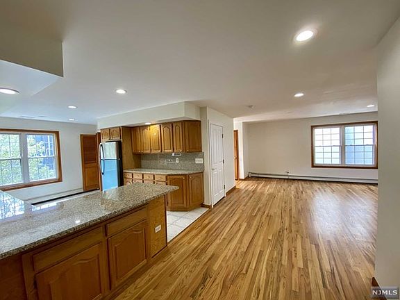 5th image of 371 Wilson Ave Unit 2