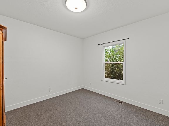 5th image of 940 York St