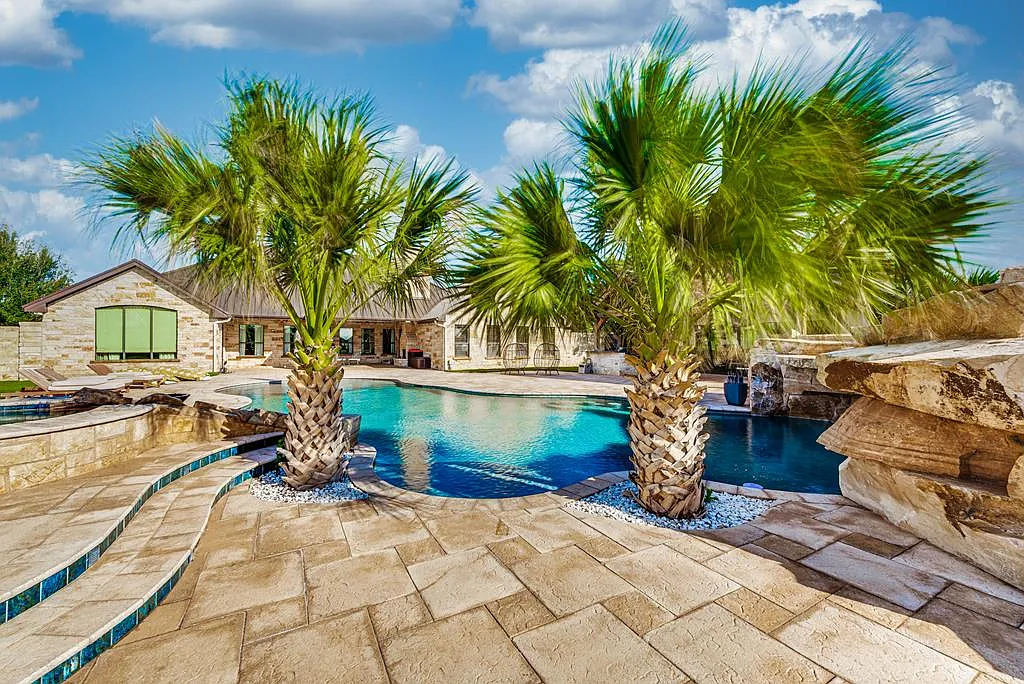 5 bed, 5.0 bath, 11056 sqft, $20,000 — Photo 2