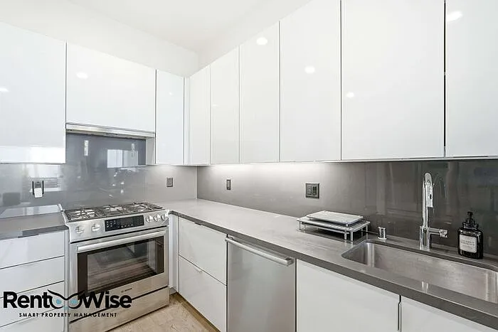594 Hudson Ave — Photo 9