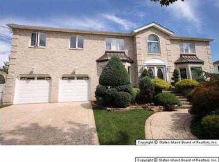 43 Finlay St, Staten Island, NY 10307
