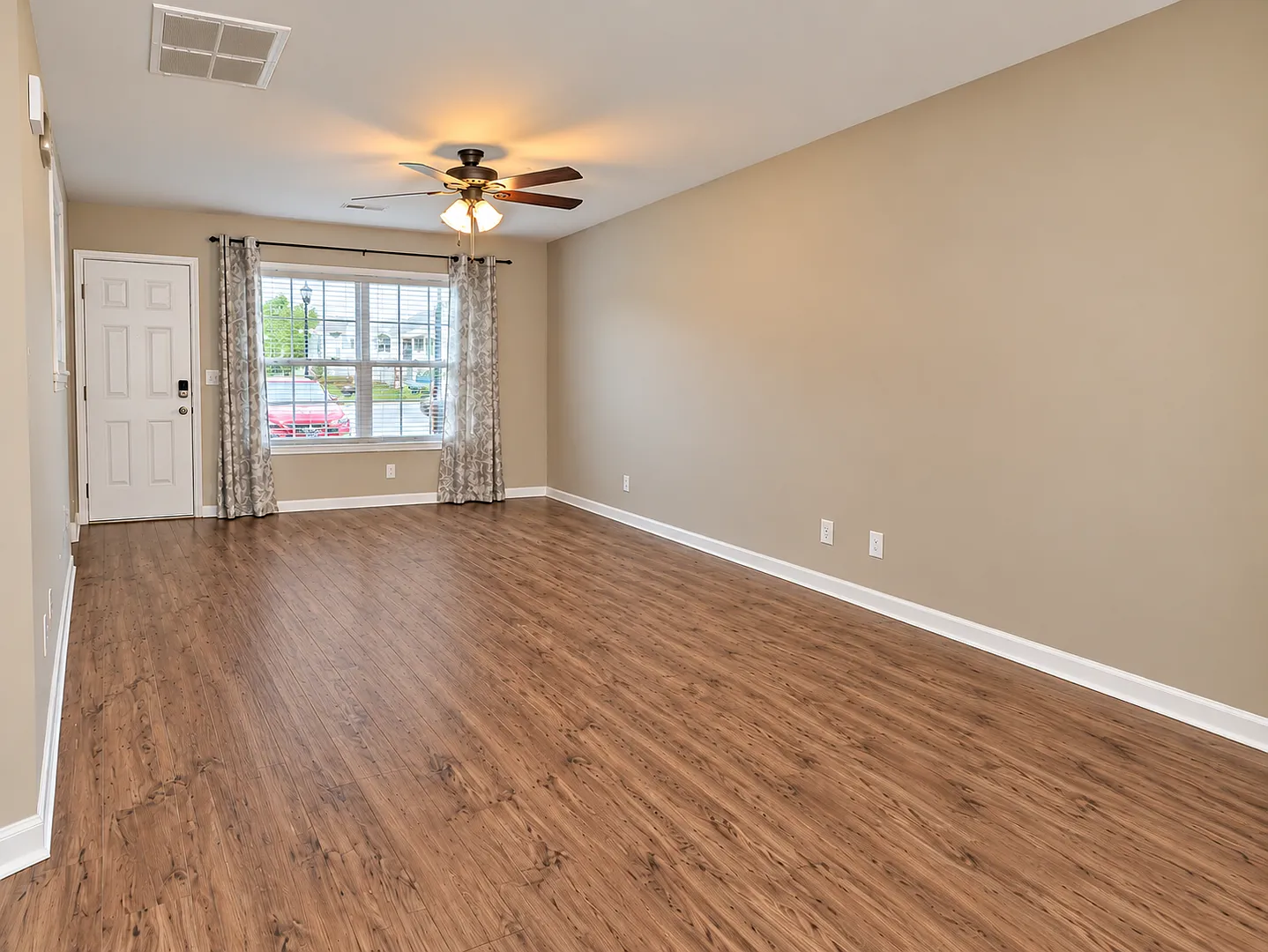 End Unit!! 2 Bed/2.5 Bath Condo! Close To I-24!! — Photo 4